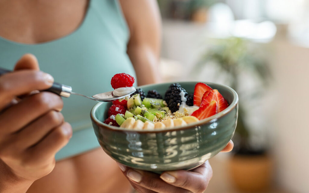 7 healthy eating habits, woman with salad